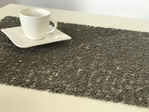 Szare podkładki Zen 30 × 45 cm o fakturze trawy w aranżacji z filiżanką