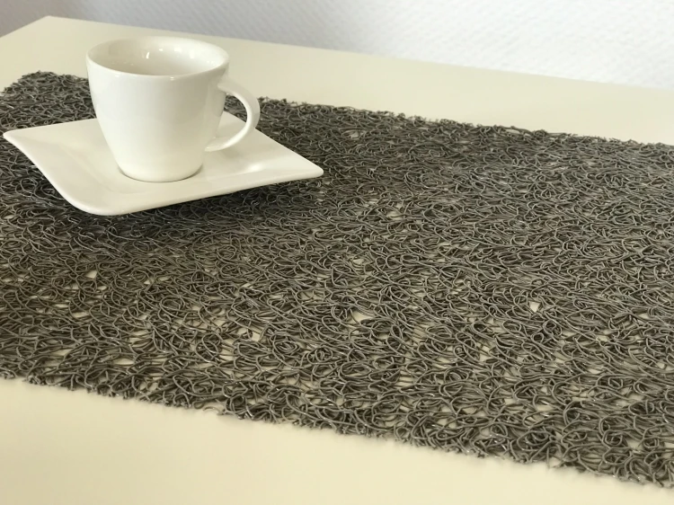 Szare podkładki Zen 30 × 45 cm o fakturze trawy w aranżacji z filiżanką