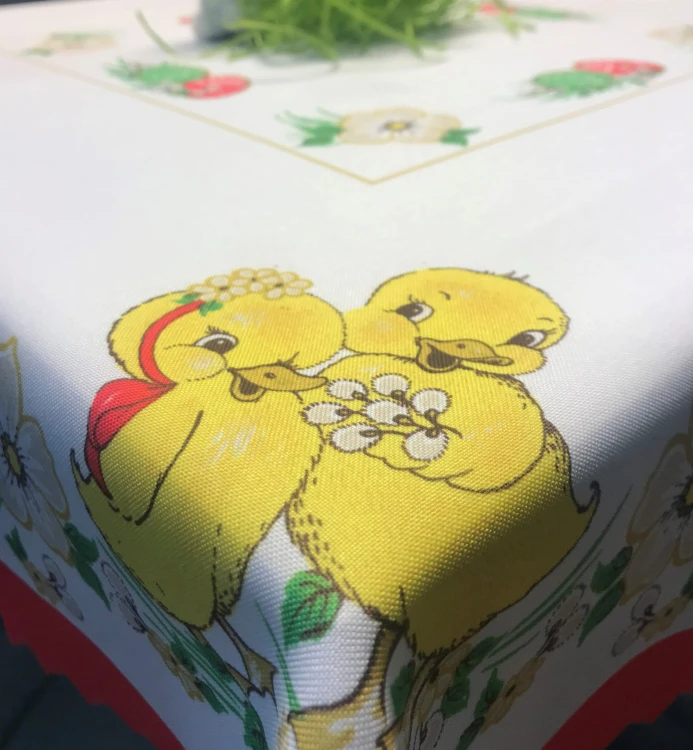 Biały obrus wielkanocny 80 × 80 cm w kaczuszki z czerwoną lamówką – zbliżenie wykończenia brzegu