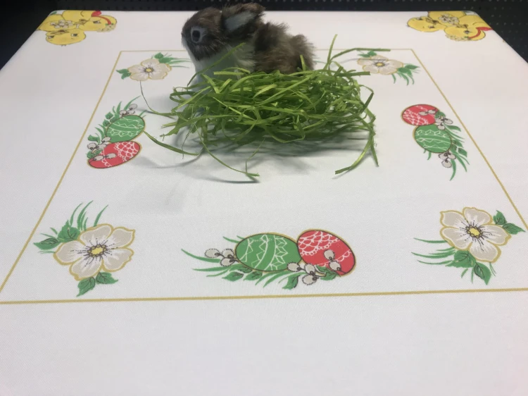 Biały obrus wielkanocny 80 × 80 cm w kaczuszki z czerwoną lamówką – zbliżenie wykończenia brzegu