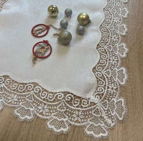 Świąteczny bieżnik z gipiurowym motywem choinki – widok całości
