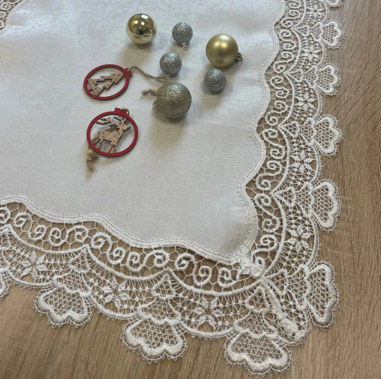 Świąteczny bieżnik z gipiurowym motywem choinki – widok całości