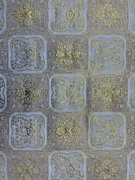 Koronka Dia Lace biało-złota GM-5525 kwiatowe ornamenty w kwadratach 50 cm – zbliżenie wzoru