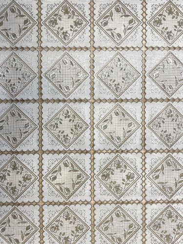 Koronka Dia Lace kremowa P-5526 roślinne romby w kwadratach 50 cm – zbliżenie wzoru