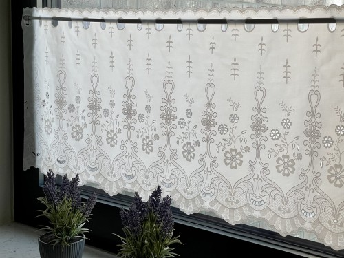Zazdrostka Dia Lace biała C-400 kwiaty i ażurowe ornamenty 40 cm – aranżacja okna