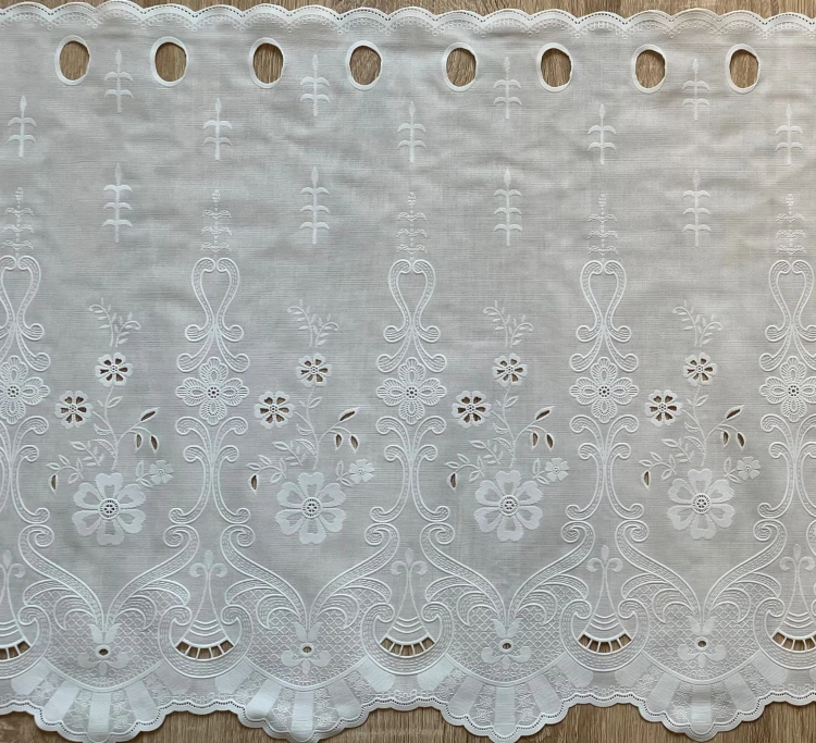 Zazdrostka Dia Lace biała C-400 kwiaty i ażurowe ornamenty 40 cm – zbliżenie wzoru