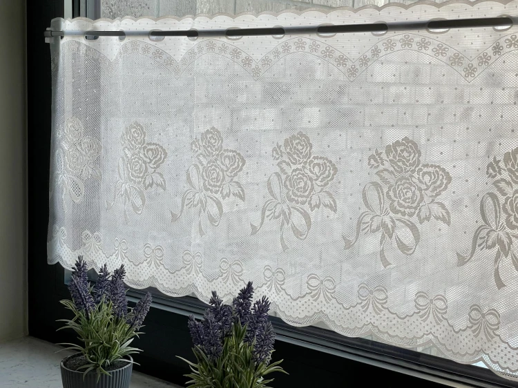 Zazdrostka Dia Lace biała C-450 róże z kokardami 40 cm – aranżacja okna