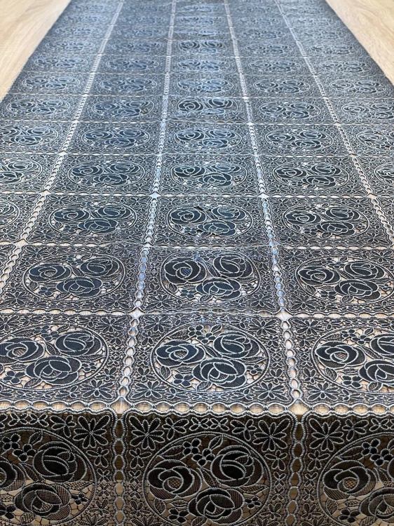 Koronka Dia Lace czarna 50 cm P-576 róże w okrągłych medalionach – widok na stole