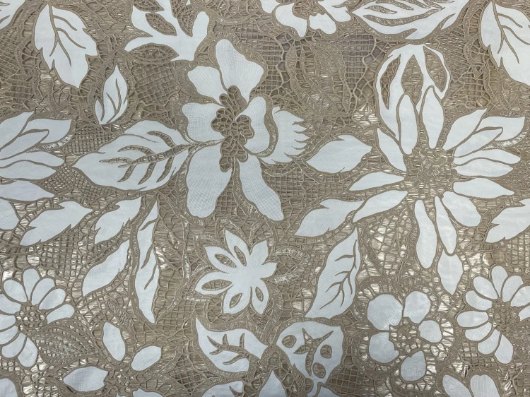 Koronka Dia Lace beżowa TBP-7971 duże białe kwiaty 138 cm – zbliżenie wzoru