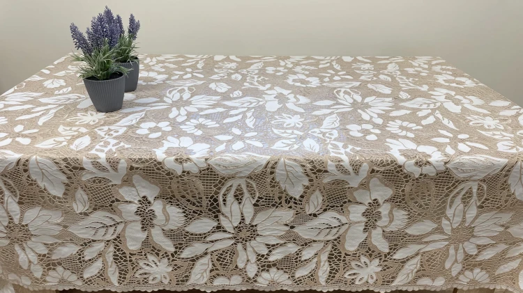 Koronka Dia Lace beżowa TBP-7971 duże białe kwiaty 138 cm – aranżacja stołu