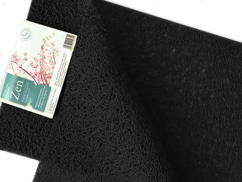 Czarne podkładki Zen 30 × 45 cm o ażurowej fakturze trawy z etykietą