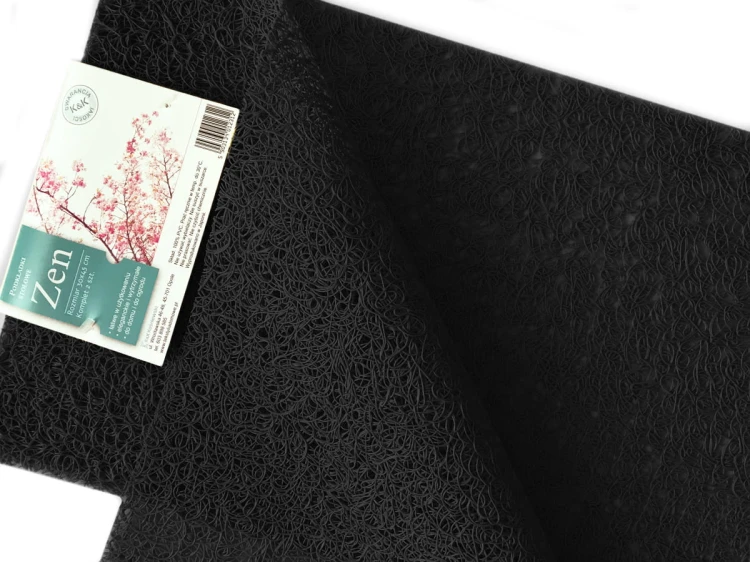 Czarne podkładki Zen 30 × 45 cm o ażurowej fakturze trawy z etykietą