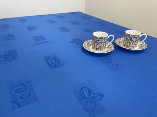 Chabrowy obrus plamoodporny 120 × 120 cm w liście i ornamenty – aranżacja na stole