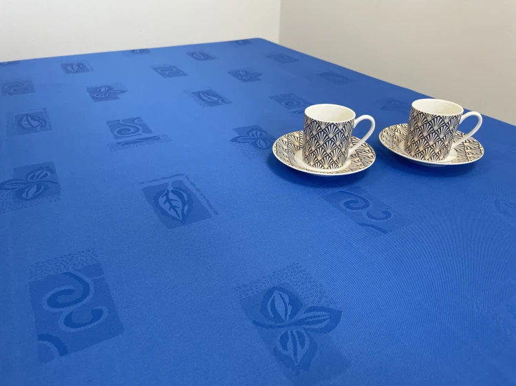 Chabrowy obrus plamoodporny 120 × 120 cm w liście i ornamenty – aranżacja na stole