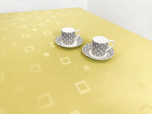 Żółty obrus plamoodporny 120 × 120 cm w subtelne kwadraty – aranżacja na stole