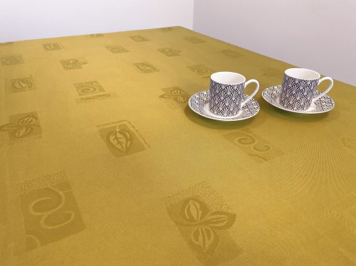 Złoty obrus plamoodporny 120 × 120 cm w liście i ornamenty – aranżacja na stole
