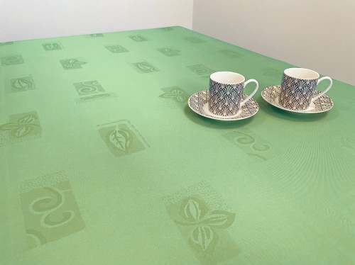 Seledynowy obrus plamoodporny 120 × 120 cm w liście i ornamenty – aranżacja na stole