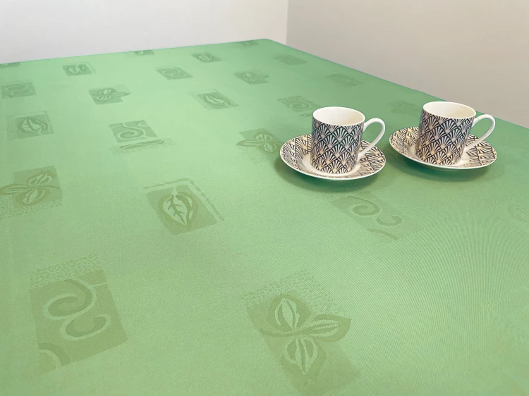 Seledynowy obrus plamoodporny 120 × 120 cm w liście i ornamenty – aranżacja na stole