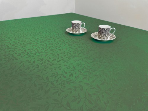 Ciemnozielony obrus plamoodporny 120 × 120 cm w drobne listki – aranżacja na stole