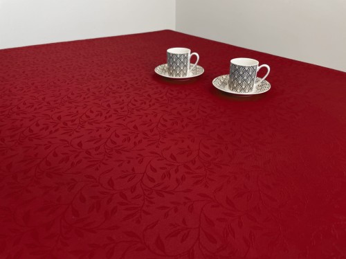 Bordowy obrus plamoodporny 120 × 120 cm w drobne listki – aranżacja na stole