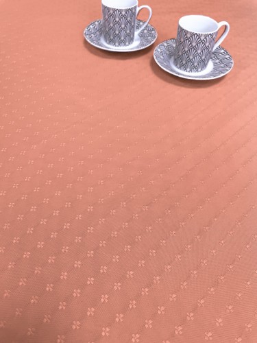 Łososiowy obrus plamoodporny 120 × 120 cm w drobne kwiaty – aranżacja na stole
