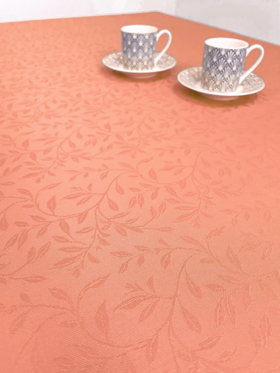 Łososiowy obrus plamoodporny 120 × 120 cm w drobne listki i gałązki – aranżacja na stole