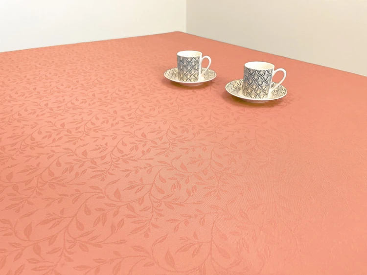 Łososiowy obrus plamoodporny 120 × 120 cm w drobne listki i gałązki – drugi widok obrusu na stole