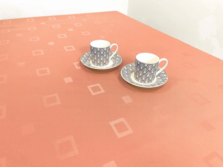 Łososiowy obrus plamoodporny 120 × 120 cm w subtelne kwadraty – aranżacja na stole