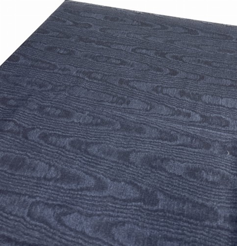 Granatowy obrus plamoodporny we wzór drewna 160 × 160 cm – widok na stole