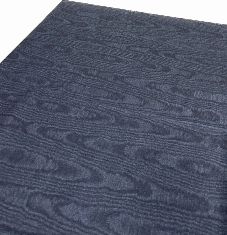 Granatowy obrus plamoodporny we wzór drewna 160 × 160 cm – widok na stole
