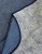Granatowy obrus plamoodporny we wzór drewna 160 × 160 cm – detal wzoru i tkaniny