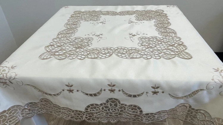 Obrus haftowany Prestige wz. 1 (ecru) – drugi widok