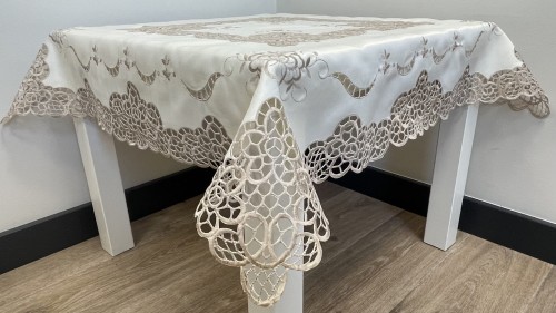 Obrus haftowany Prestige wz. 1 (ecru) – widok całości