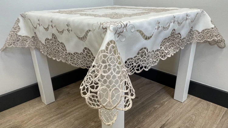 Obrus haftowany Prestige wz. 1 (ecru) – widok całości