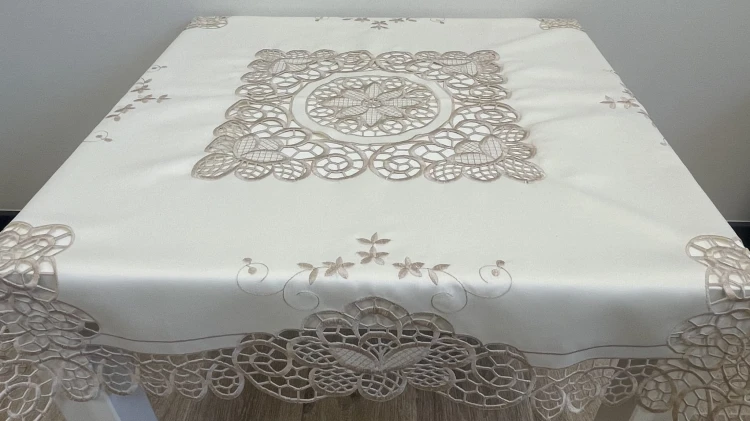 Obrus haftowany Prestige wz. 2 (ecru) – drugi widok