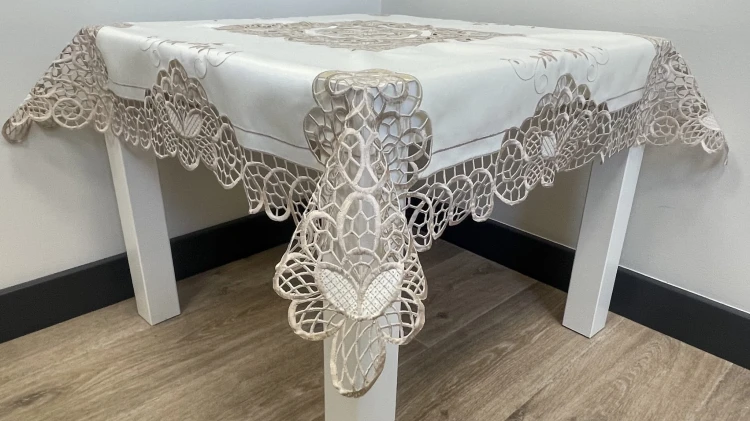 Obrus haftowany Prestige wz. 2 (ecru) – widok całości