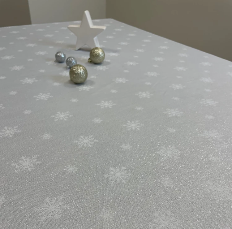 Srebrny obrus świąteczny Glitter w gwiazdki – drugi widok