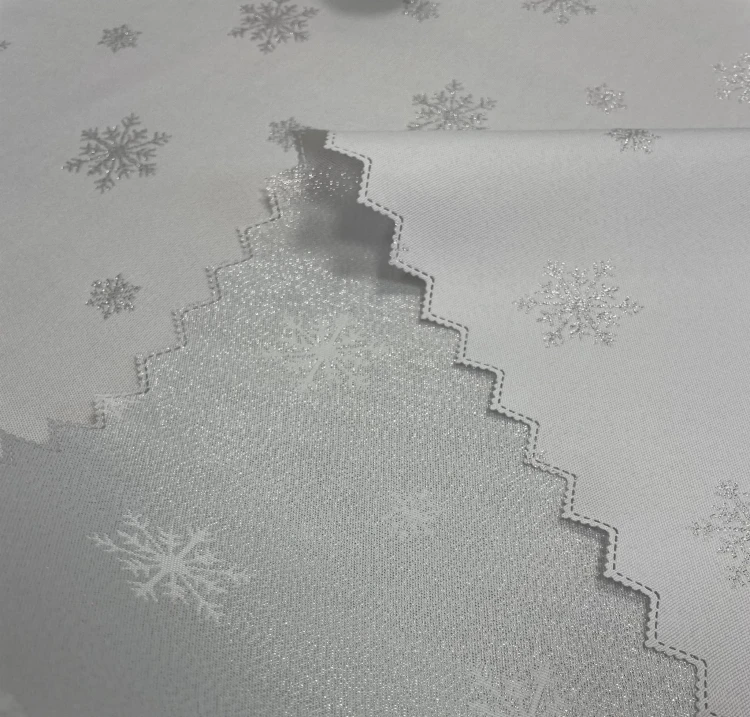 Srebrny obrus świąteczny Glitter w gwiazdki – trzeci widok