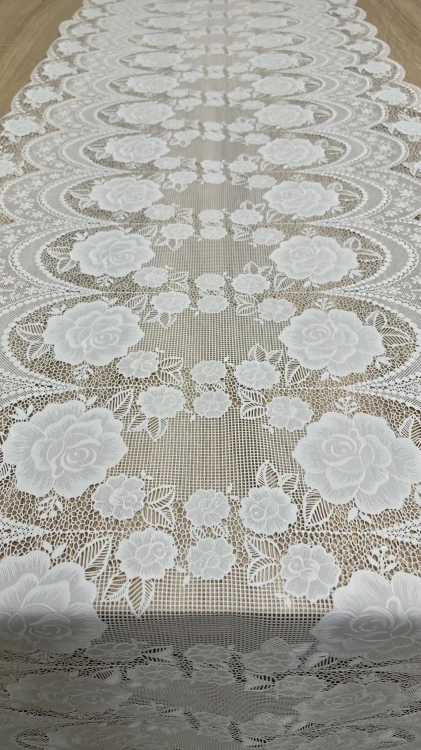 Koronka Dia Lace biała L-512 eleganckie róże i ornamenty – aranżacja stołu