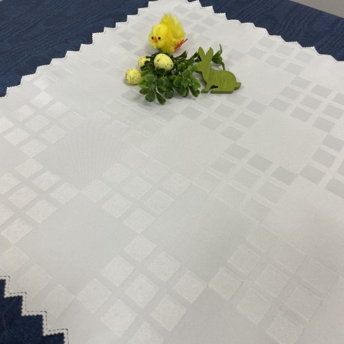 Biała serwetka plamoodporna 40 × 40 cm we wzór kwadratów – widok całości