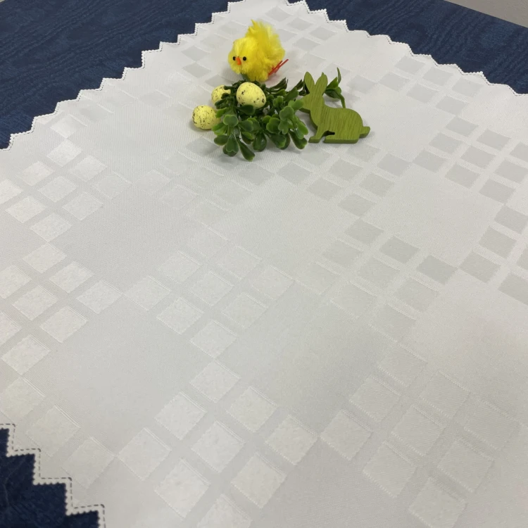 Biała serwetka plamoodporna 40 × 40 cm we wzór kwadratów – widok całości