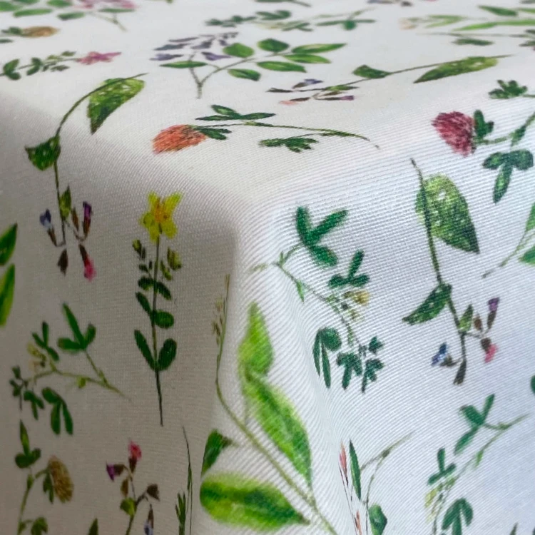 Obrus plamoodporny LOUVRE w zielone listki – drugi widok obrusu na stole