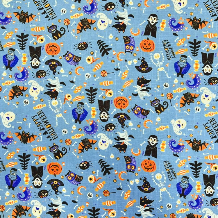 Obrus plamoodporny Halloween w duchy, wampiry, pająki, koty i cukierki – drugi widok obrusu na stole