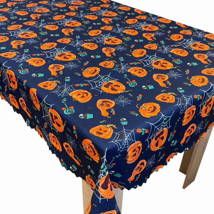 Obrus plamoodporny Halloween w dynie, pająki i cukierki – aranżacja na stole
