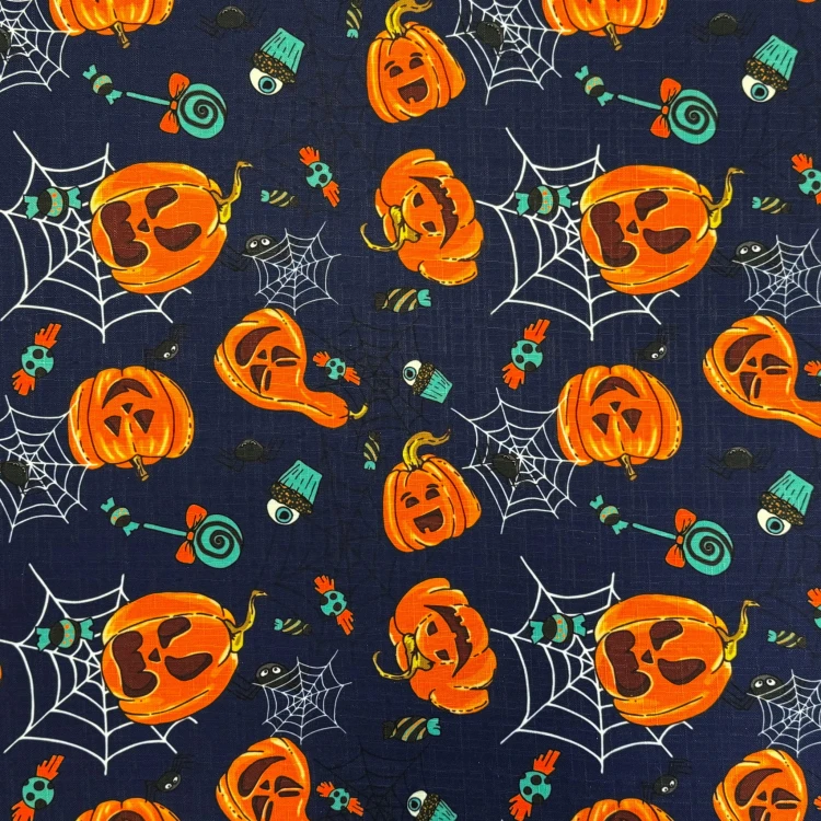Obrus plamoodporny Halloween w dynie, pająki i cukierki – drugi widok obrusu na stole