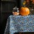 Obrus plamoodporny Halloween w duchy, wampiry, pająki, koty i cukierki – widok na stole