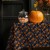 Obrus plamoodporny Halloween w dynie, pająki i cukierki – widok na stole