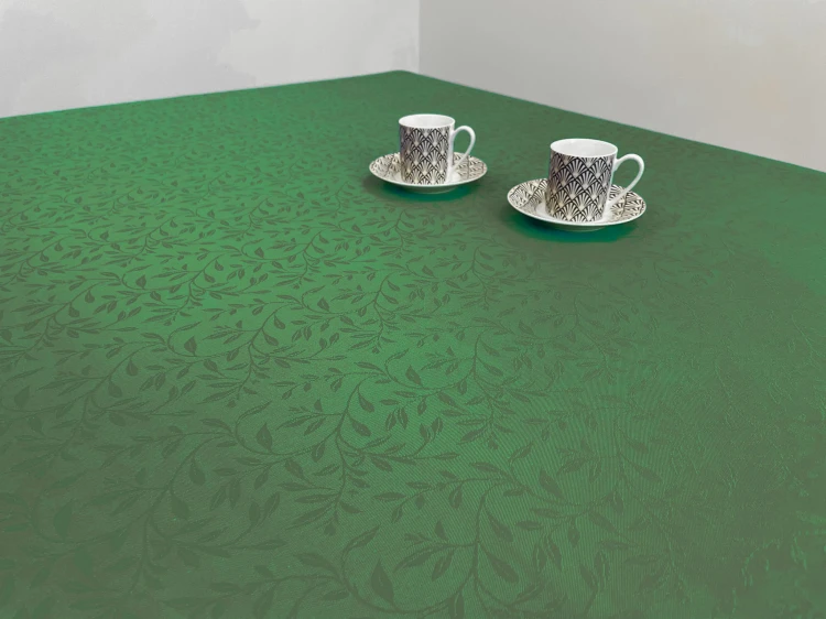Ciemnozielony obrus plamoodporny 120 × 120 cm w drobne listki – zbliżenie wzoru tkaniny