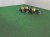 Ciemnozielony obrus plamoodporny 120 × 120 cm w drobne listki – aranżacja na stole
