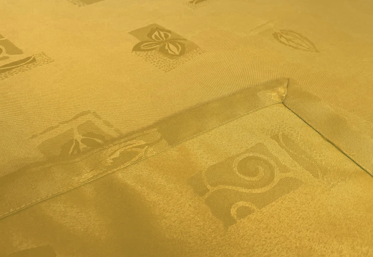 Złoty obrus plamoodporny 120 × 120 cm w liście i ornamenty – drugi widok obrusu na stole